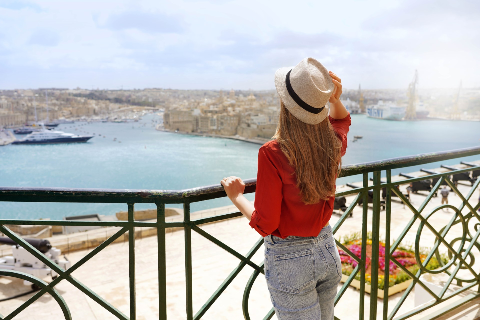 Joven contemplando la vista de las Tres Ciudades desde los Jardines de Upper Barrakka en La Valeta